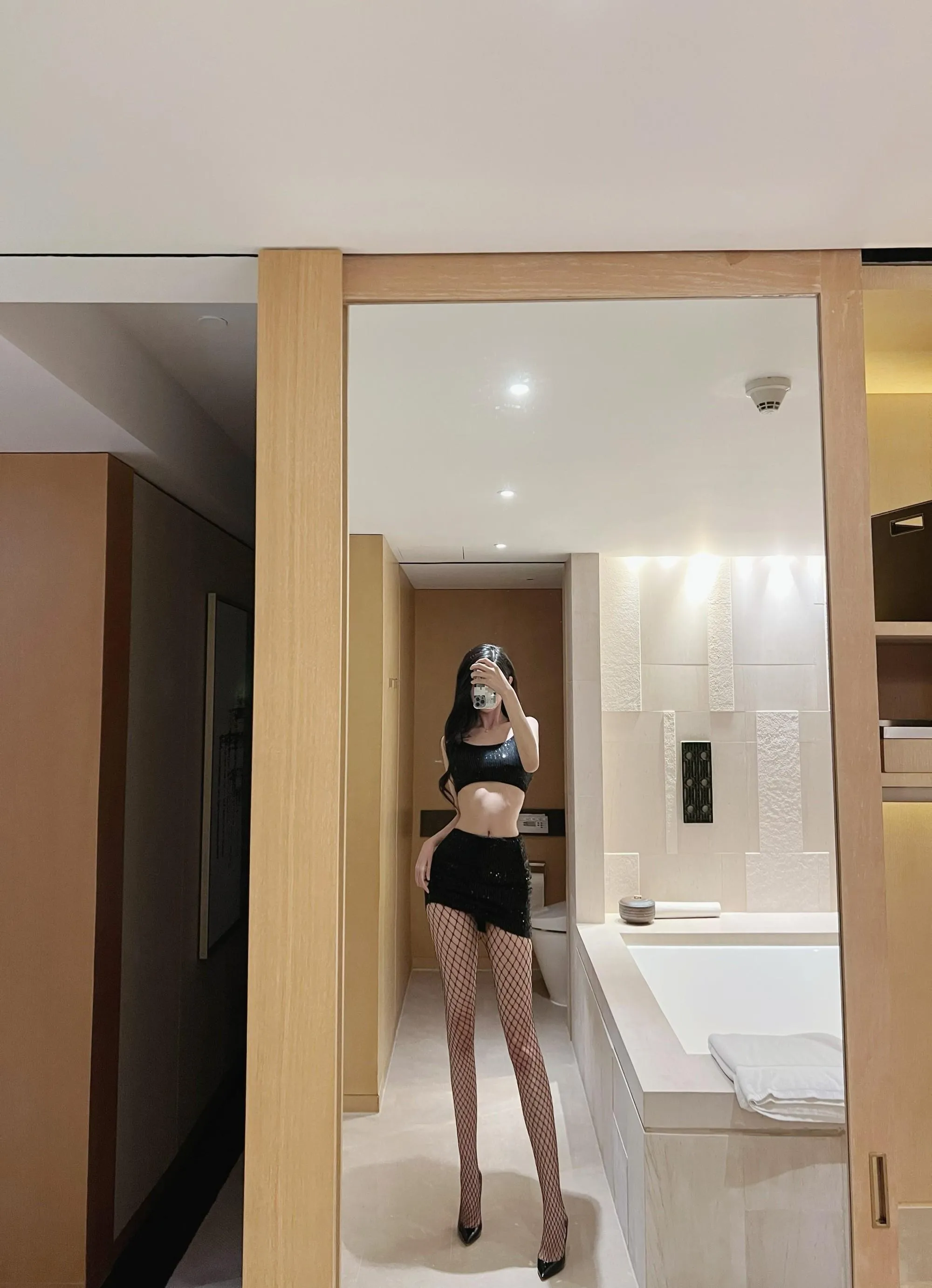 NO.037 葛征GEZHENG – 黑丝网洞袜加超好看抹胸装 [23P]插图
